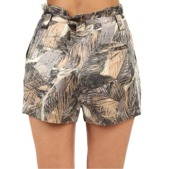 L’AGENCE Alex Paperbag Shorts - Picture 2 of 3